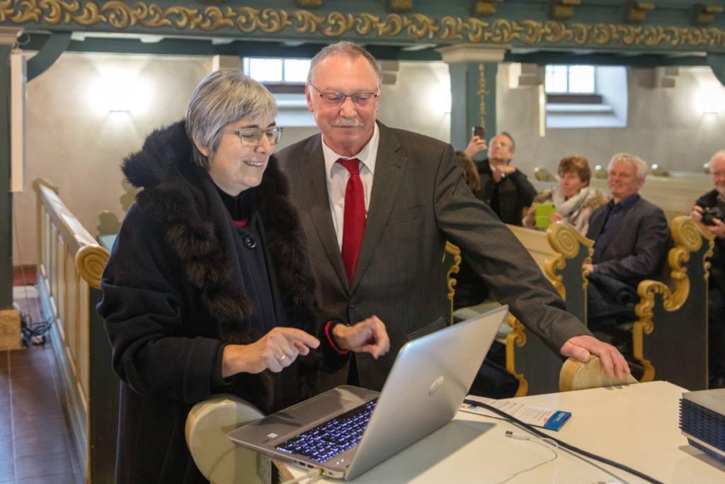 Regionalbischöfin Dr. Dorothea Greiner gibt die URL ein, neben ihr Hans Peetz (Foto: David Sünderhauf)