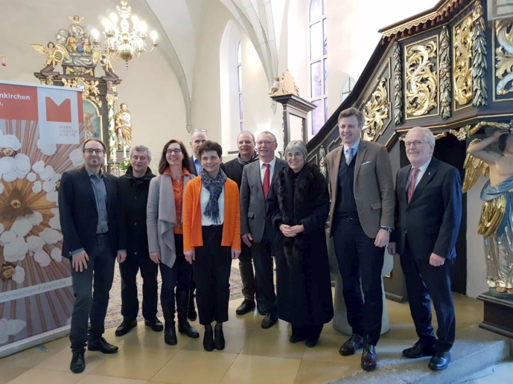 Gruppenbild von links nach rechts Anwesende bei der Freischaltungsfeier: (copyright: Markgrafenkirchen e.V.). Michael Kolb Projektleiter tmt, Michael Thein Pilgerbegleiter, Jutta Geyrhalter LEADER Projektmanagerin, David Sünderhauf Fotograf, Ute Steininger LEADER Projektassistenz, Dekan Thomas Guba Verein Markgrafenkirchen e.V., Hans Peetz Projektstelle Markgrafenkirchen, Dr. Dorothea Greiner Regionalbischöfin, Dr. Oliver Bär Landrat Hof, Dekan Günter Saalfrank Hof