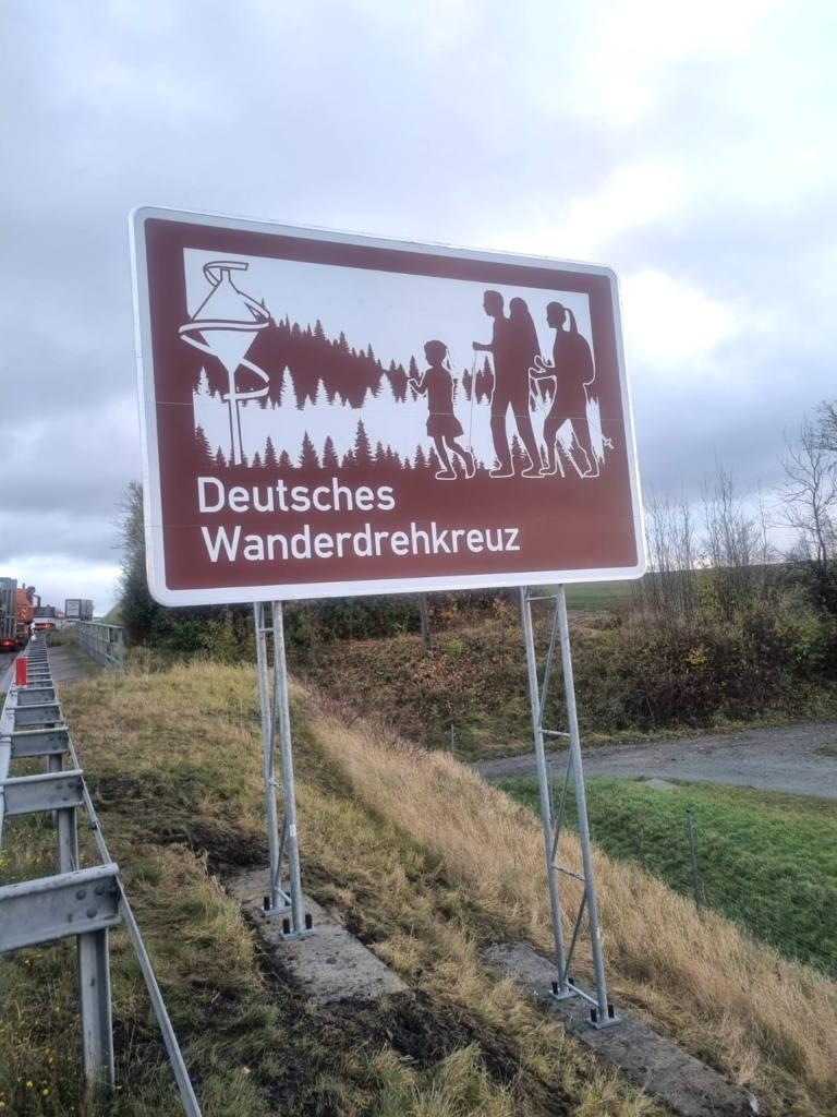 Autobahnschild Deutsches Wanderdrehkreuz - Bildrechte: Naturpark Frankenwald