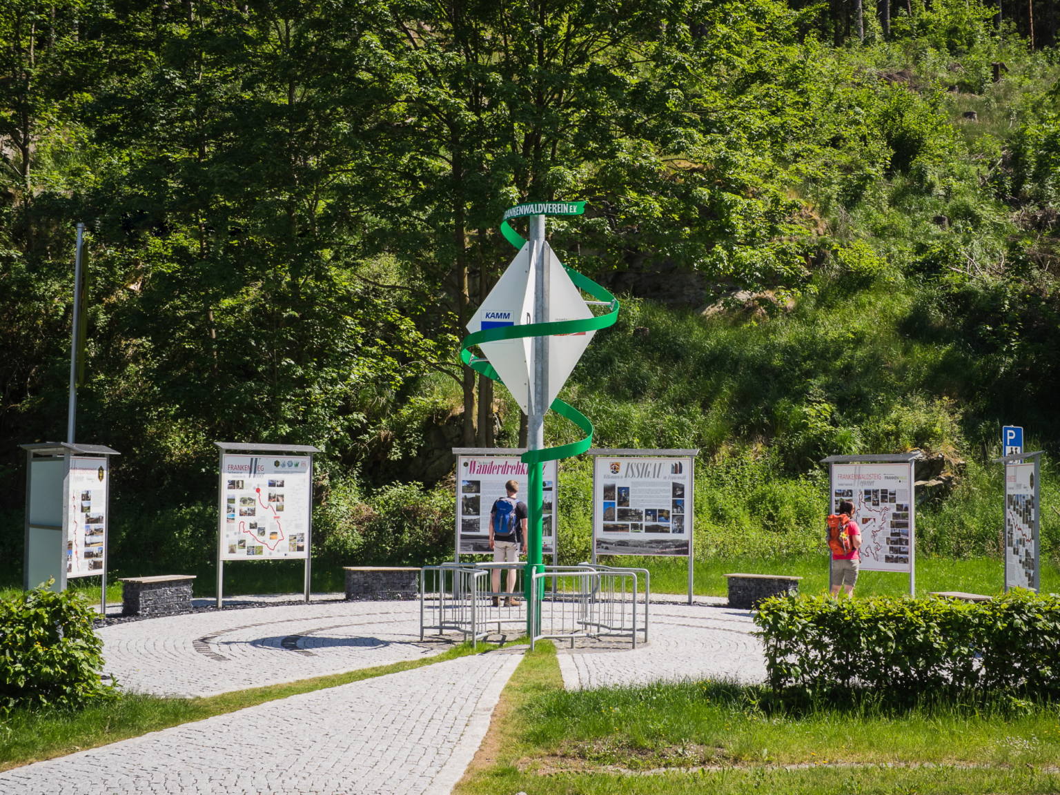 Deutsches Wanderdrehkreuz - Bildrechte: Naturpark Frankenwald / Maria Setale
