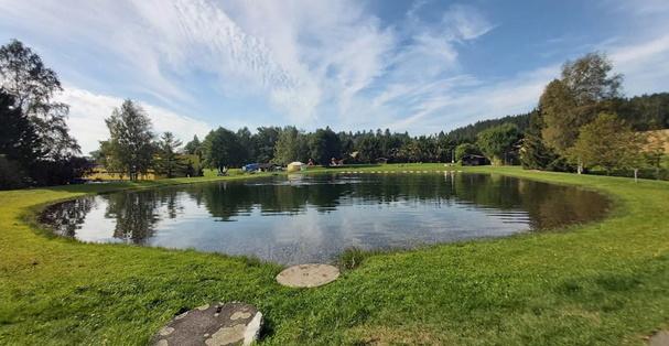 Der Badeweiher im Helbrechtser Ortsteil Wüstenselbitz