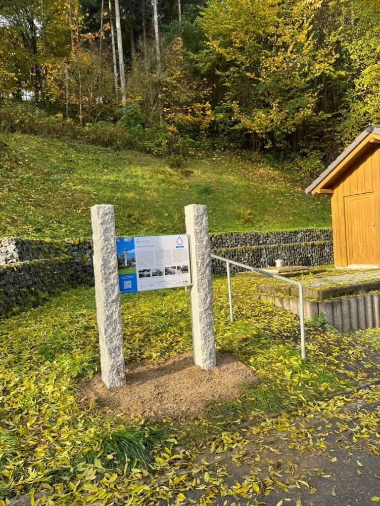 Die Infostele des Wasserlehrpfads im Hühnernestweg in Untertiefengrün, Berg