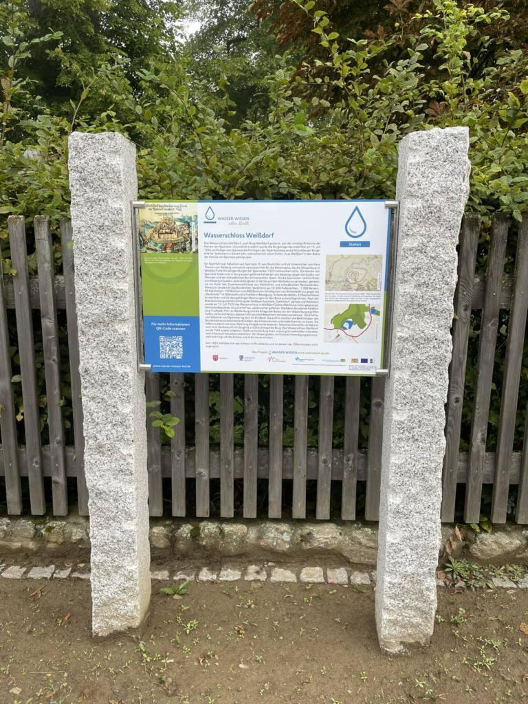 Die Infotafel des Wasserlehrpfads am Wasserschloss in Weißdorf