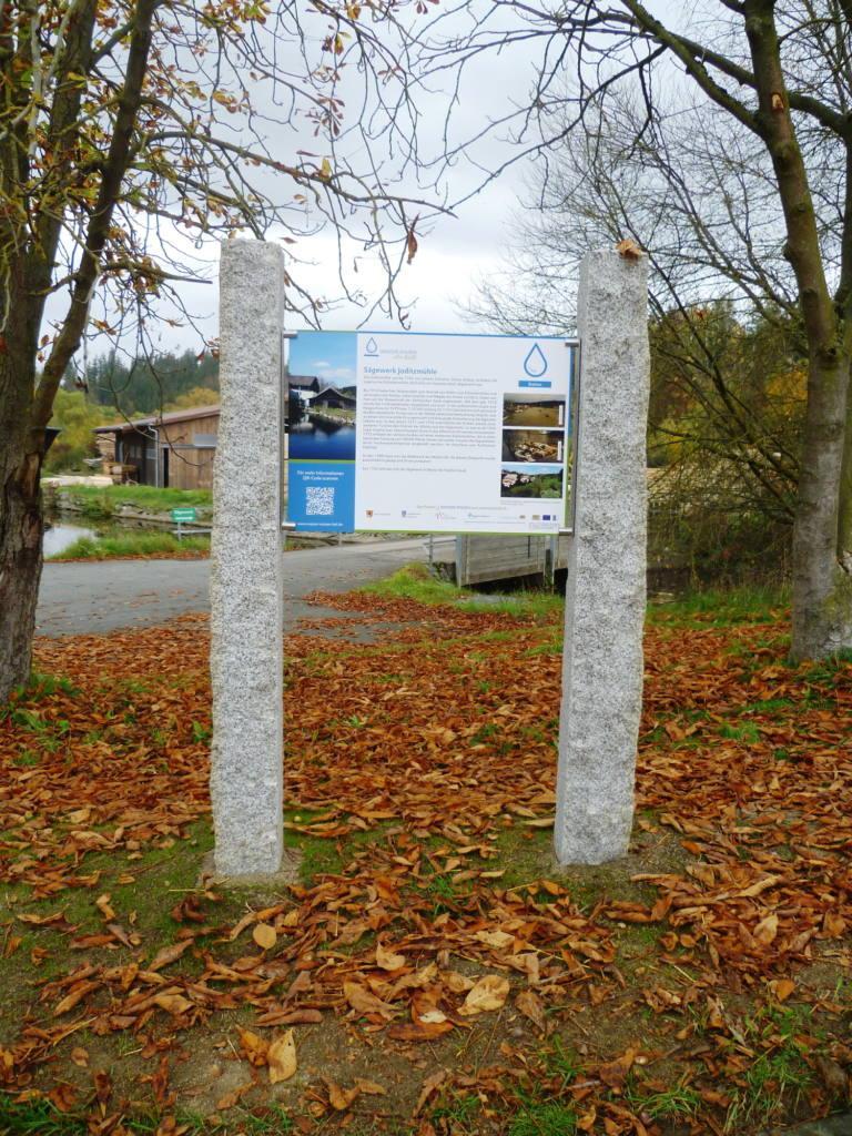 Die Infostele des Wasserlehrpfads am Sägewerk in Joditz, Köditz