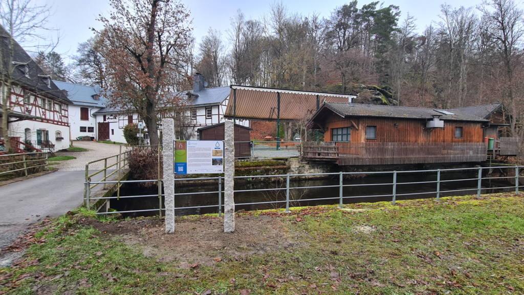 Die Infostele des Wasserlehrpfads an der Fattingsmühle, Töpen