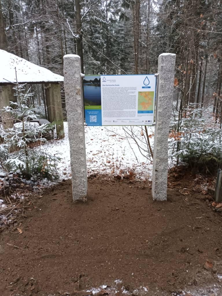 Die Infostele des Wasserlehrpfads an der Saalequelle