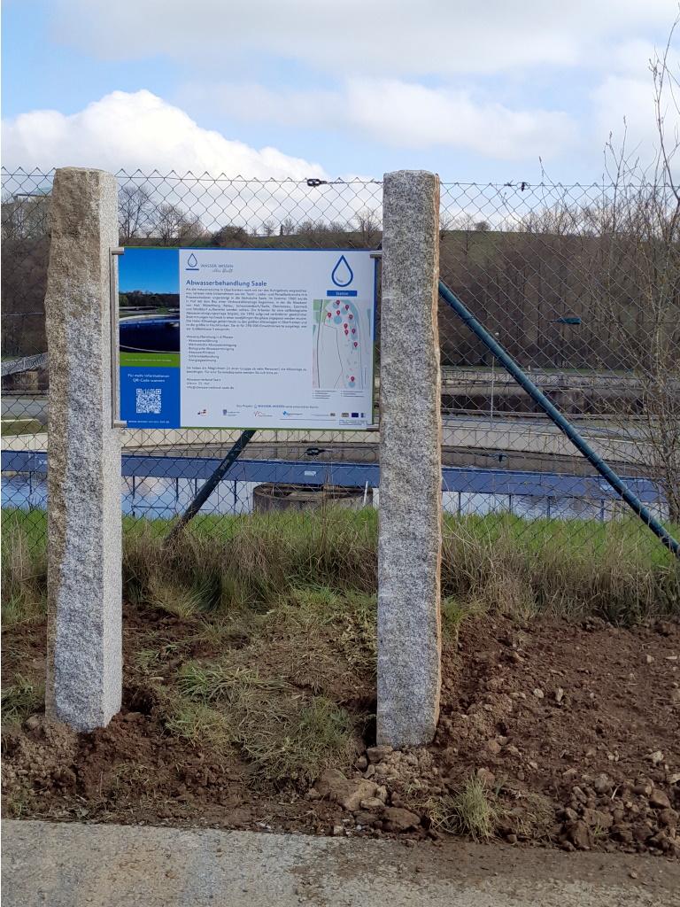 Die Infostele des Wasserlehrpfads zum Thema Abwasserbehandlung in Hof