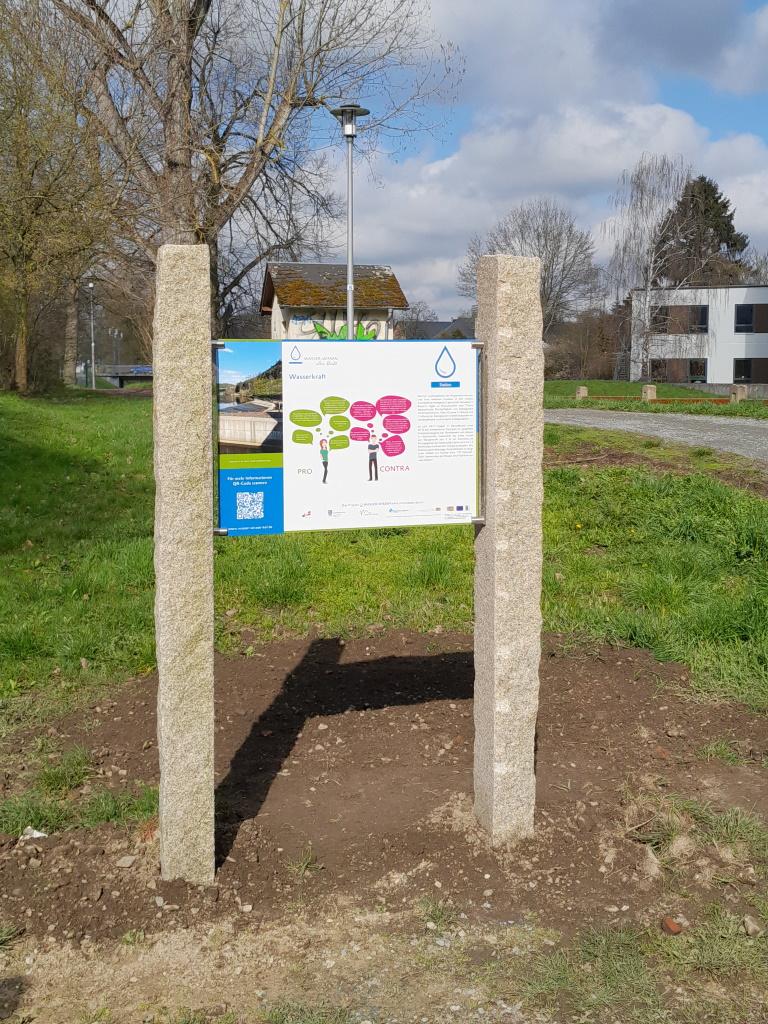 Die Infostele des Wasserlehrpfads zum Thema Wasserkraft in Hof