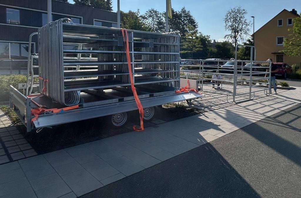 Anschaffung eines PKW-Anhängers mit einer Transportvorrichtung für Panels zum Verladen, zum Treiben sowie zum Separieren von landwirtschaftlichen Nutztieren.